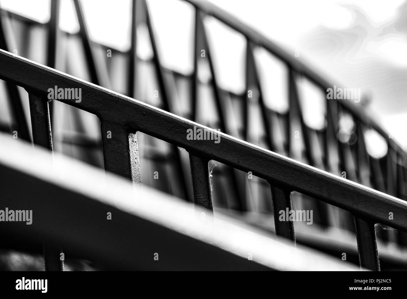 Photo en noir et blanc de la rambarde d'un pont Banque D'Images