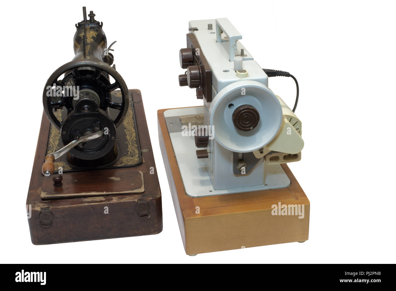 Machines à coudre professionnelles, mécanique et électrique. vue arrière. isolé sur fond blanc, avec chemin de détourage Banque D'Images