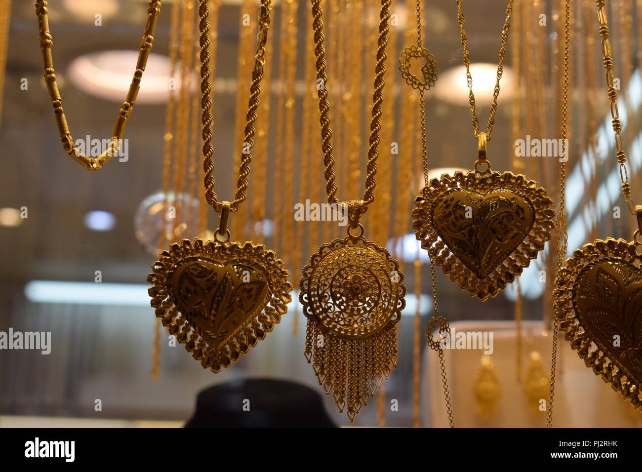 Une photo de quelques bijoux en or à l'or au Qatar Photo Stock - Alamy