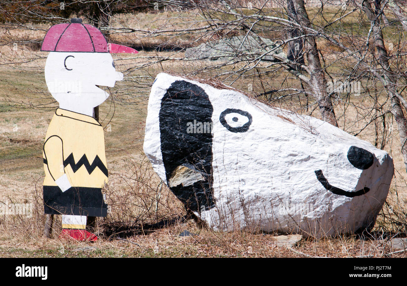 À Preston, Connecticut, Snoopy Rock avec Charlie Brown capture les amis des Peanuts bien-aimés dans une exposition fantaisiste peinte en bord de route. Banque D'Images