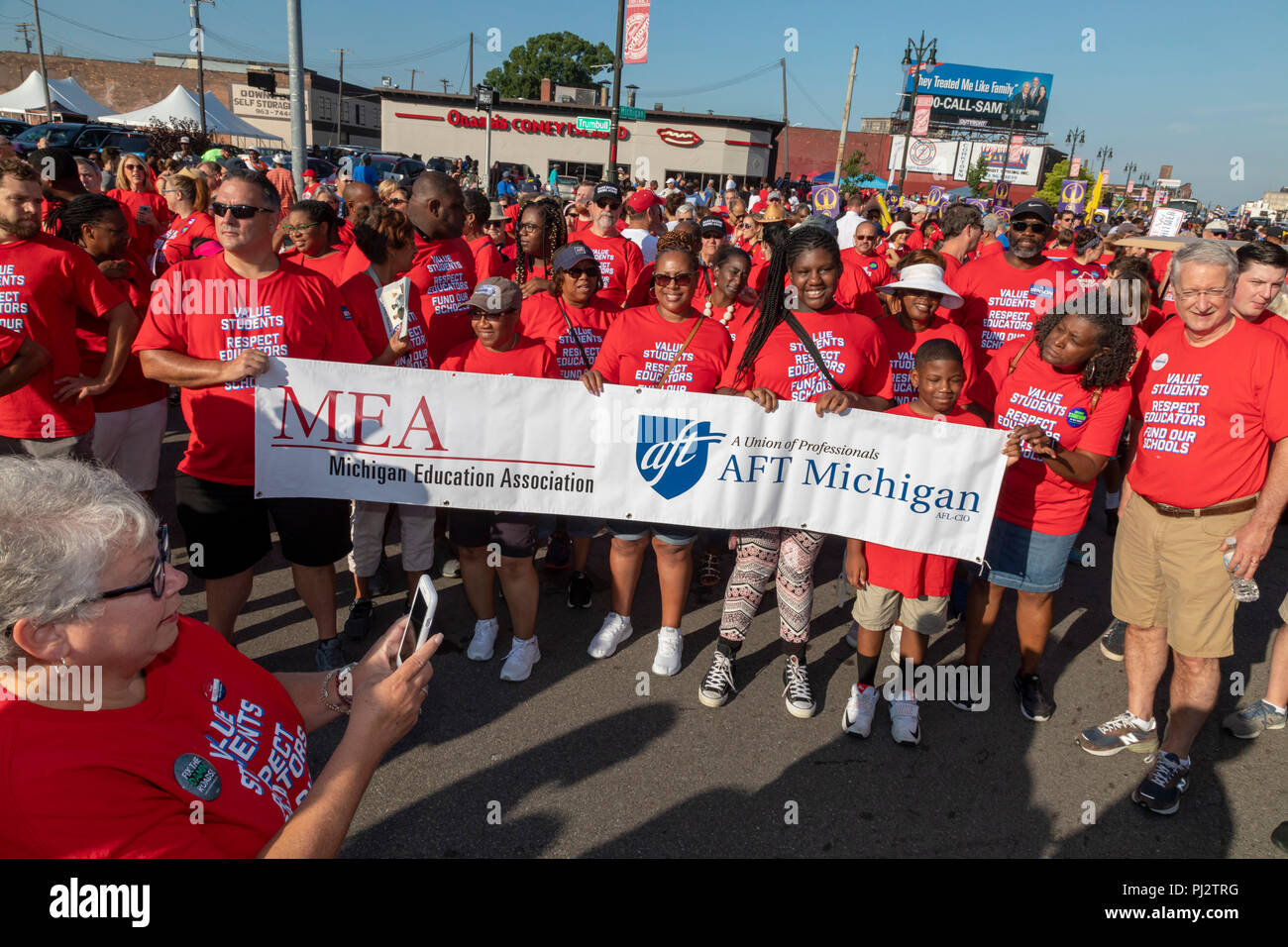 Detroit, Michigan - 3 septembre 2018 - Les enseignants de Detroit's parade de la fête du Travail. Ils portent des t-shirt rouge dans le cadre du mouvement pour l'Ed rouge, stand Banque D'Images