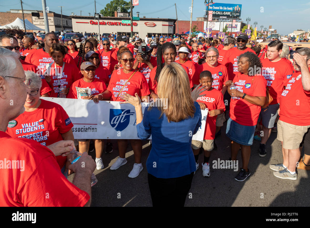 Detroit, Michigan - 3 septembre 2018 - Jocelyn Benson (dos à la caméra), le candidat démocrate à la secrétaire d'État du Michigan, des entretiens avec les enseignants Banque D'Images