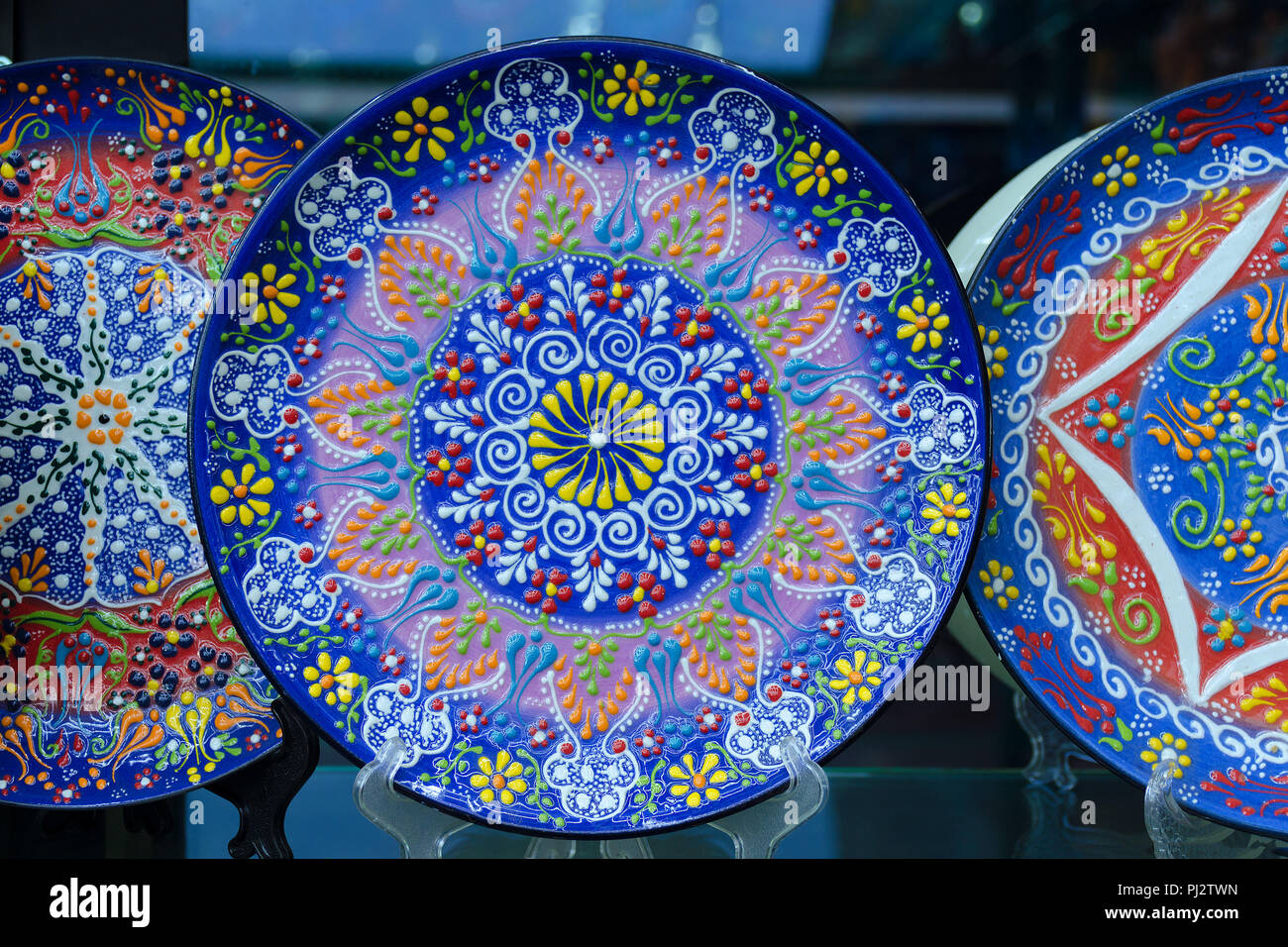 Belle assiette bleue avec motif floral traditionnel turc, peinture colorée  sur la vaisselle. Boutique de souvenirs Photo Stock - Alamy