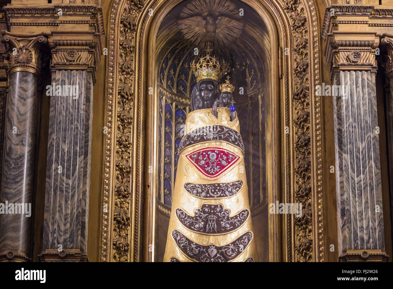 notre-dame-de-lorette-statue-de-vierge-marie-sainte-maison-basilique
