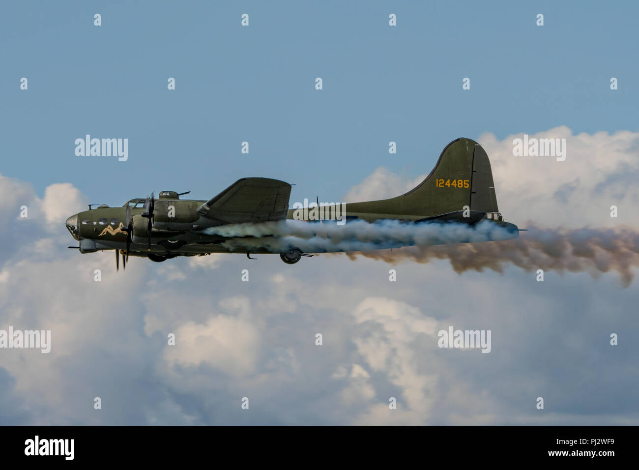 Sally B, la préservée Boeing B-17 Flying Fortress bomber la fumée lors de l'affichage à Dunsfold Wings & Wheels, UK le 25 août 2018. Banque D'Images