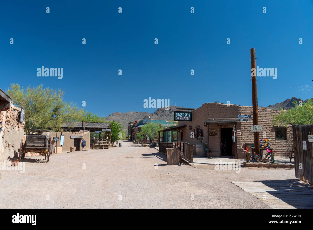 Down Town Old Tucson remplissez avec les chariots, adobe bâtiments et trottoirs de bois sous un ciel bleu. Banque D'Images