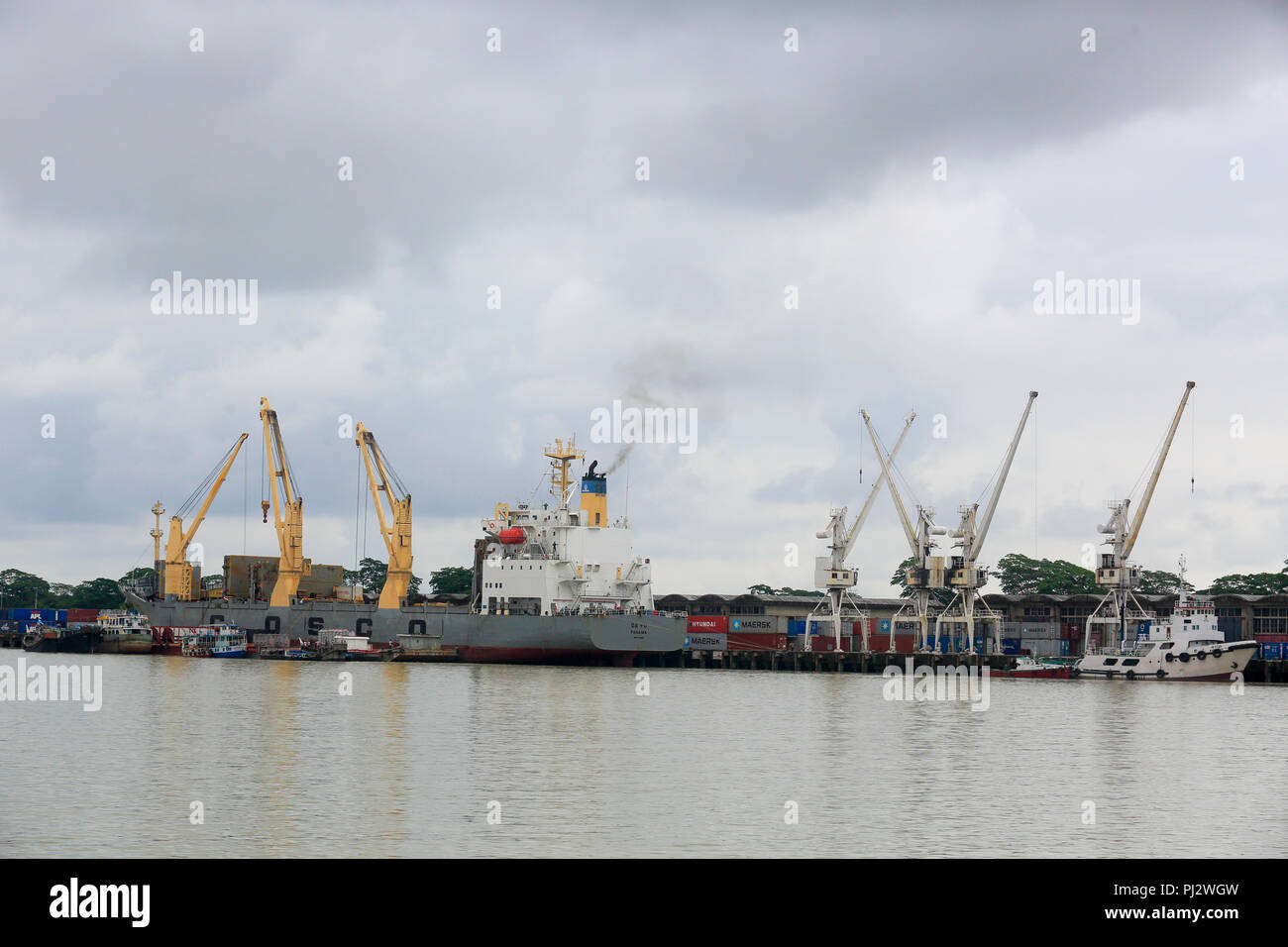 Le port de Mongla est le 2e port maritime du Bangladesh. Bagerhat, Bangladesh Banque D'Images