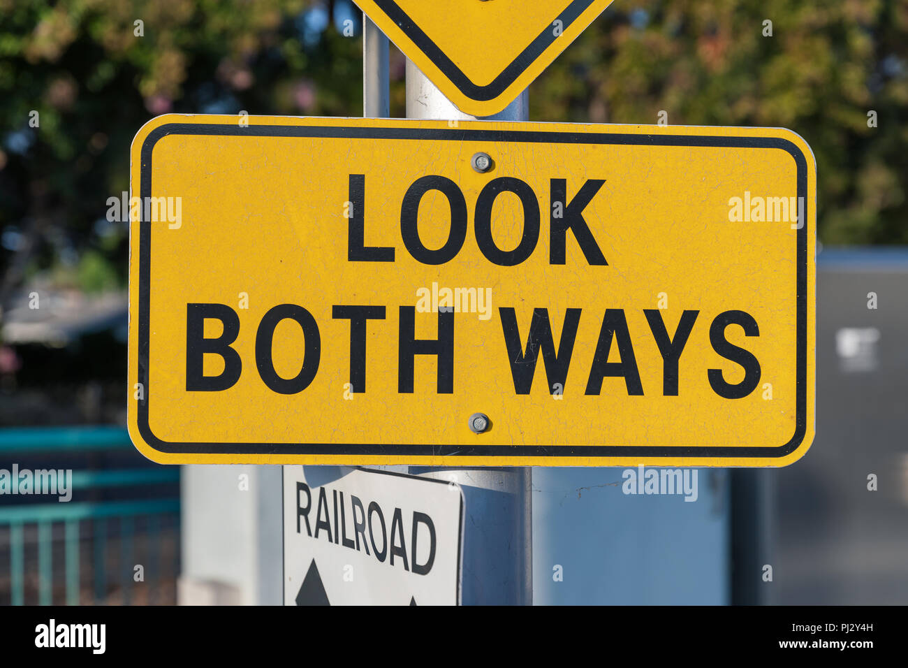 Regardez des deux côtés - Railroad signe, Mountain View, Californie Banque D'Images