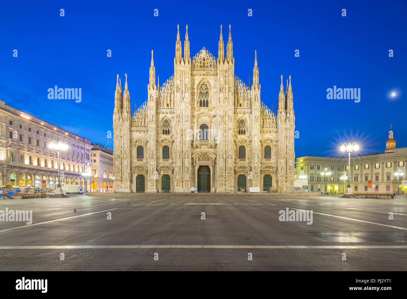 La cathédrale de Milan à partir de la place au crépuscule à Milan, Italie. Banque D'Images