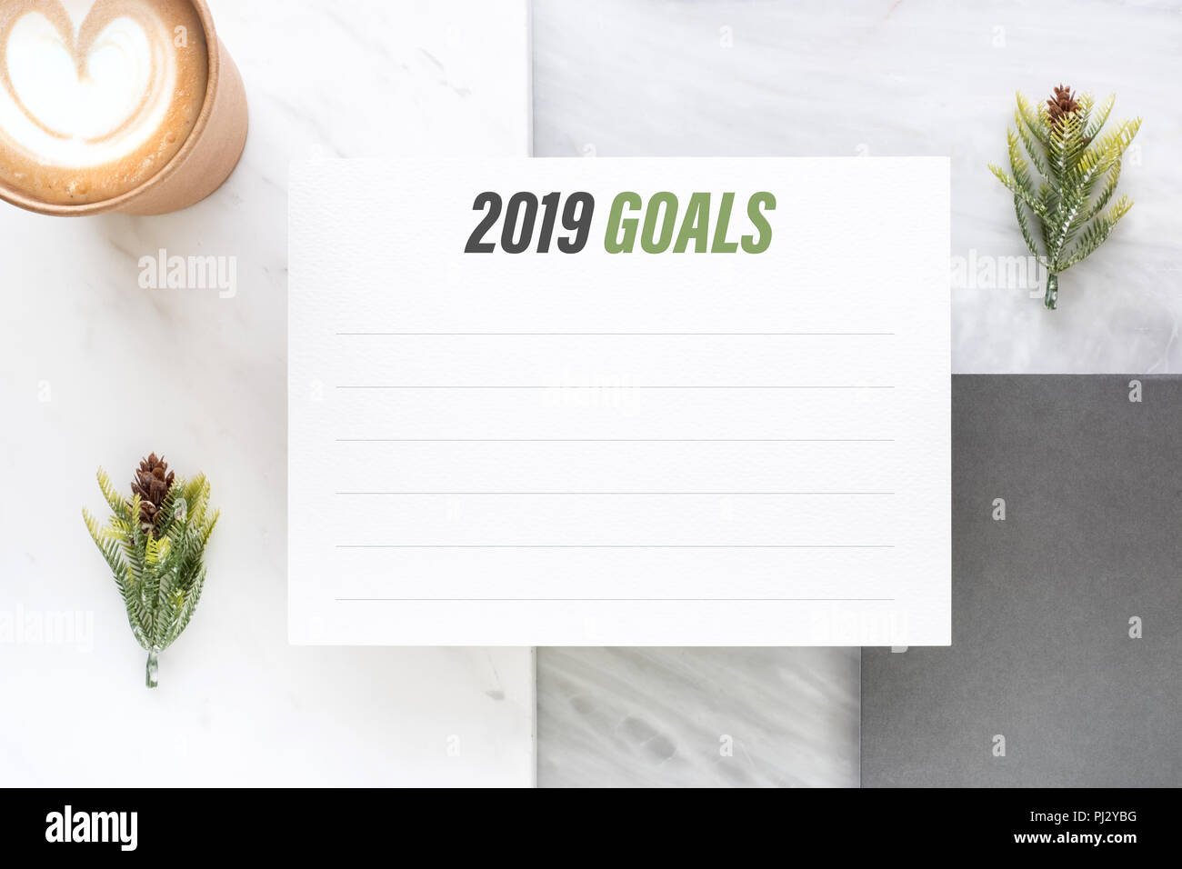 Vue de dessus de nouvelle année 2019 buts sur du papier blanc et de la carte sur la tasse de café bureau table en marbre 24.résolution pour la vie Banque D'Images