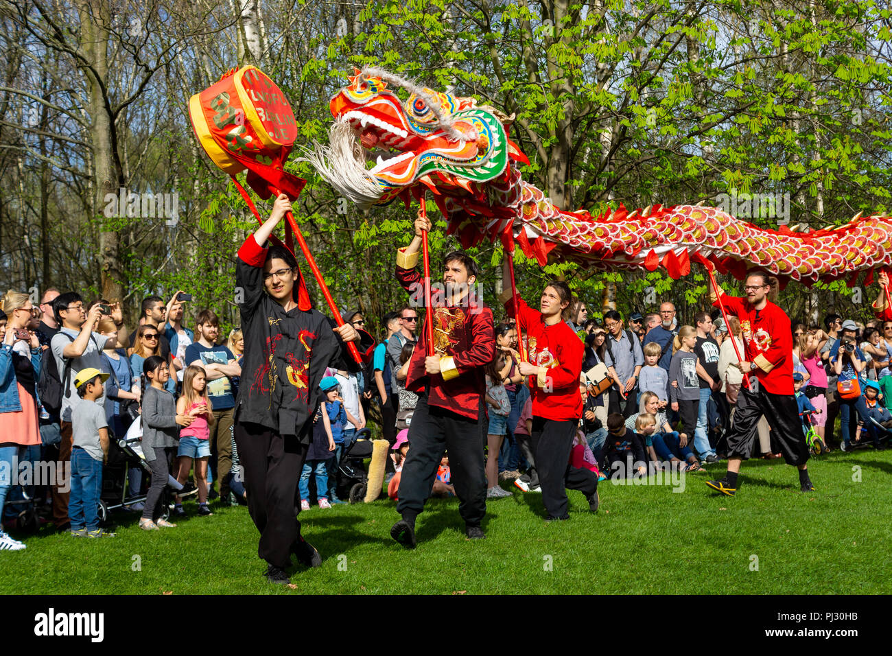 BERLIN - 15 avril 2018 : Jour de floraison Sakura. Parc 'Jardins du Monde' (Gaerten der Welt). Danse du dragon. L'art traditionnel chinois. Banque D'Images