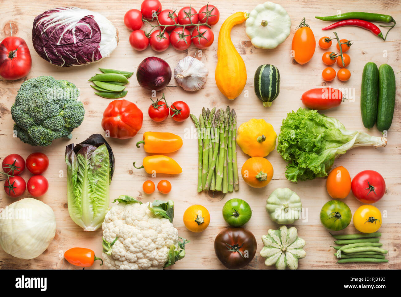 Assortiment de légumes biologiques en bois coloré sur table en pin, une cuisine créative, l'arrière-plan, Vue de dessus de la grille, selective focus Banque D'Images