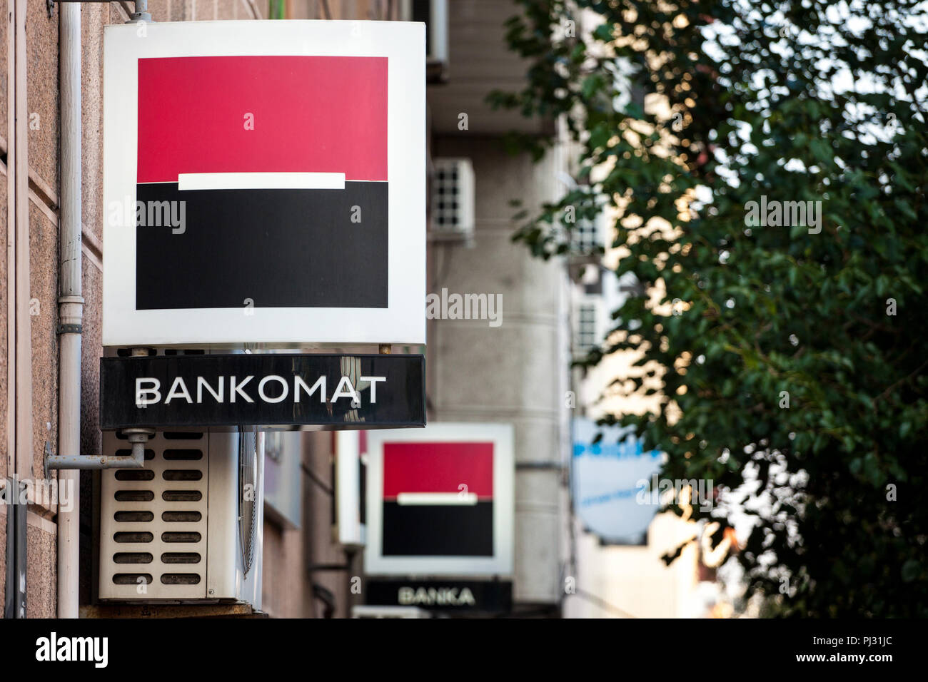 BELGRADE, SERBIE - septembre 2, 2018 : Logo de la Société Générale sur l'une de leurs branches (également appelé la Société générale Srbija) indiquant un ATM (Banko Banque D'Images