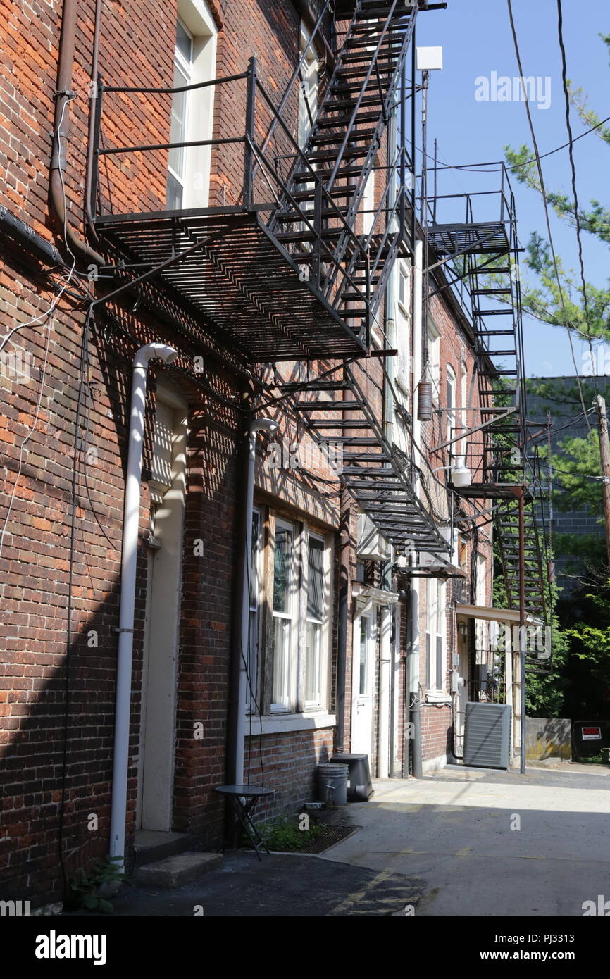 Metal fire s'échappe dans une ruelle Banque D'Images
