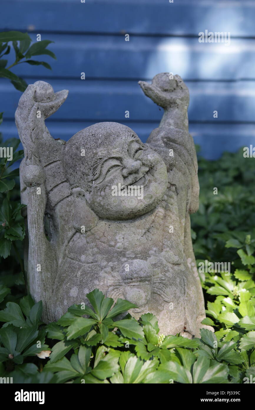 Statue de Bouddha dans un jardin Banque D'Images