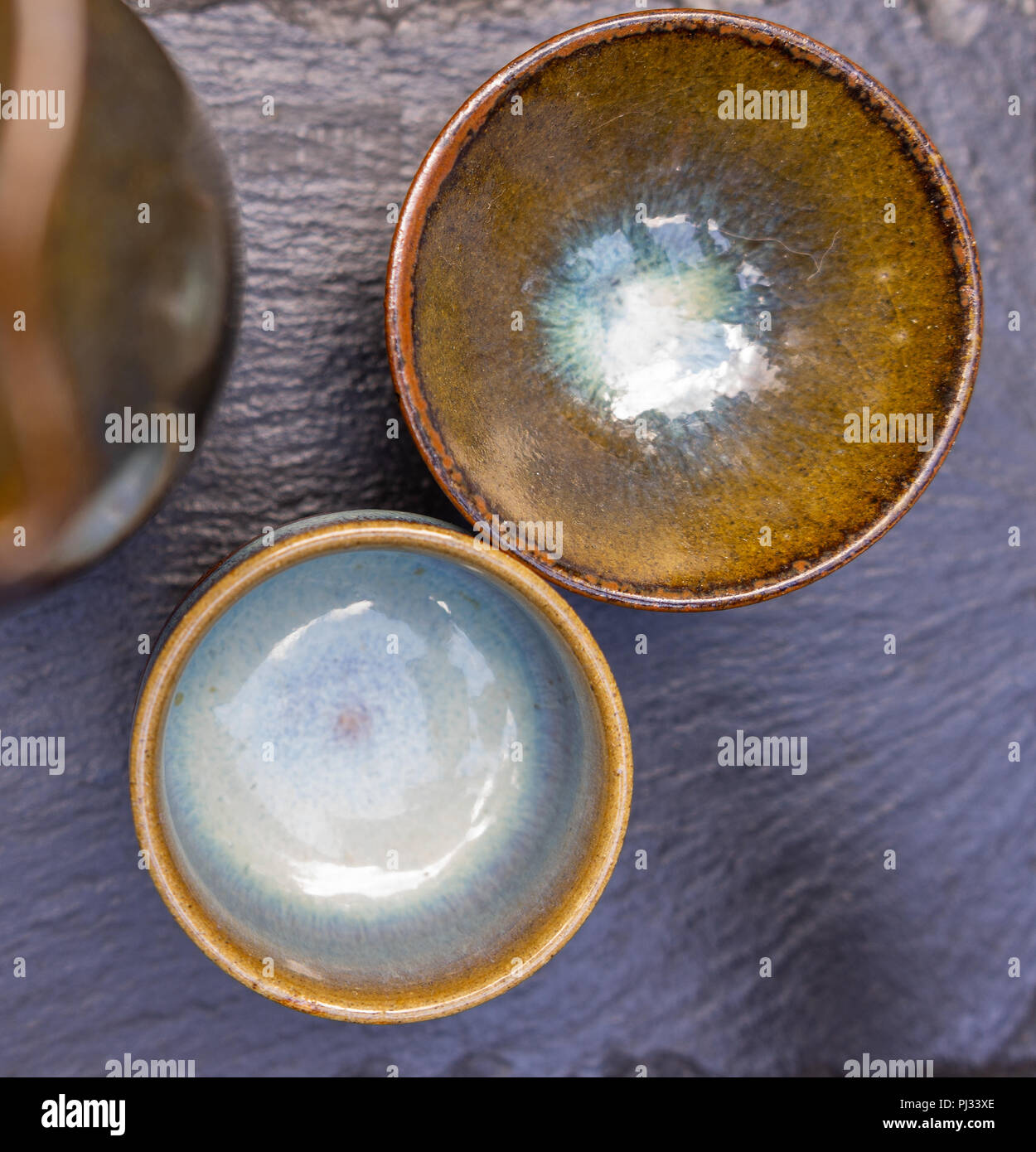 Close-up de deux obus japonais pour bien sur une plaque en ardoise. Banque D'Images