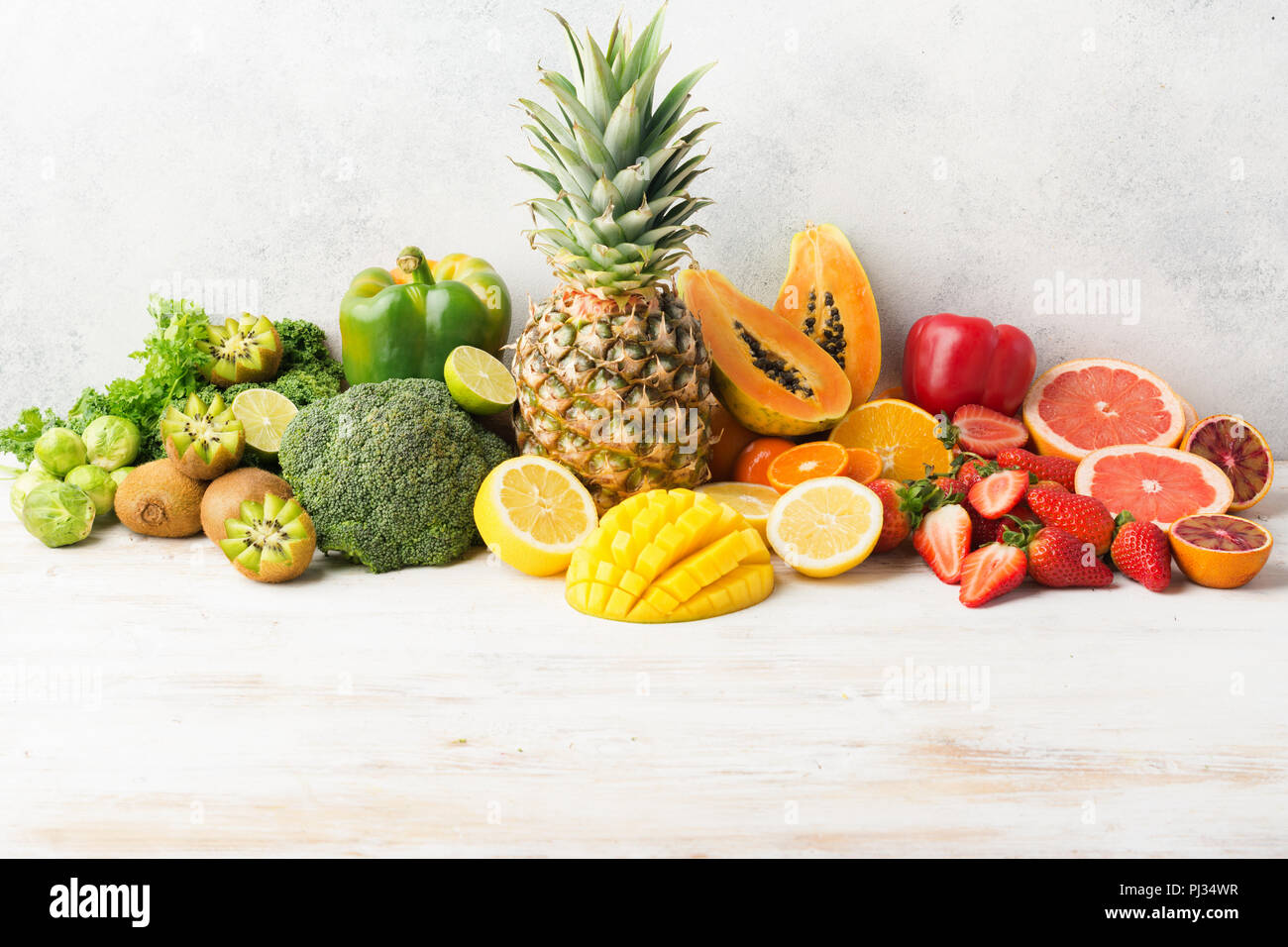La vitamine C, fruits et légumes en couleurs arc-en-ciel, l'orange pamplemousse kiwi mangue ananas papaye citron poivre chou brocoli, sur le tableau blanc, l'espace pour copier du texte, selective focus Banque D'Images