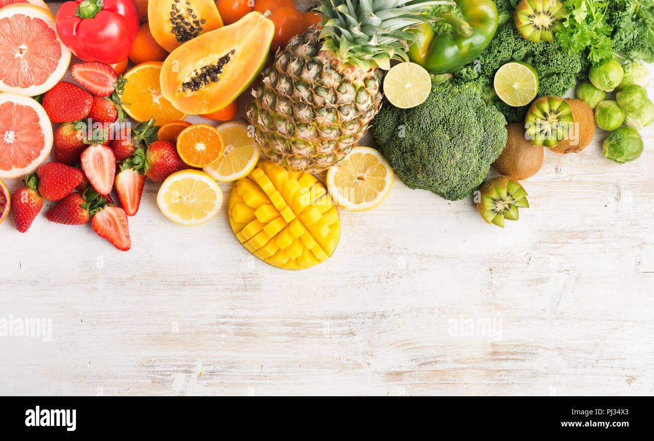 Les fruits et légumes riches en vitamine C, l'orange mangue kiwi pamplemousse poivre citron ananas chou Brocoli Choux de papaye, sur le tableau blanc en bois, vue du dessus, copiez l'espace, selective focus Banque D'Images