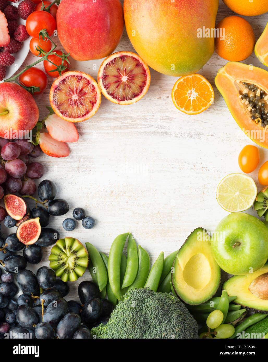 L'alimentation saine, l'varieity des fruits et légumes dans les couleurs arc-en-ciel sur l'off white table dans une trame avec copie espace vertical, vue de dessus, selective focus Banque D'Images