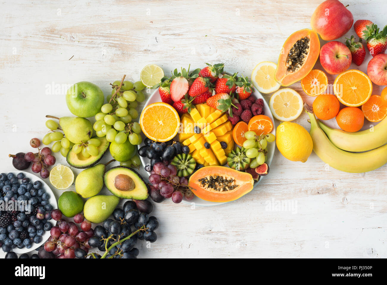 Arrière-plan de saine alimentation, assortiment de fruits et légumes dans les couleurs arc-en-ciel sur le tableau blanc disposés en diagonale, copy space, vue du dessus, selective focus Banque D'Images