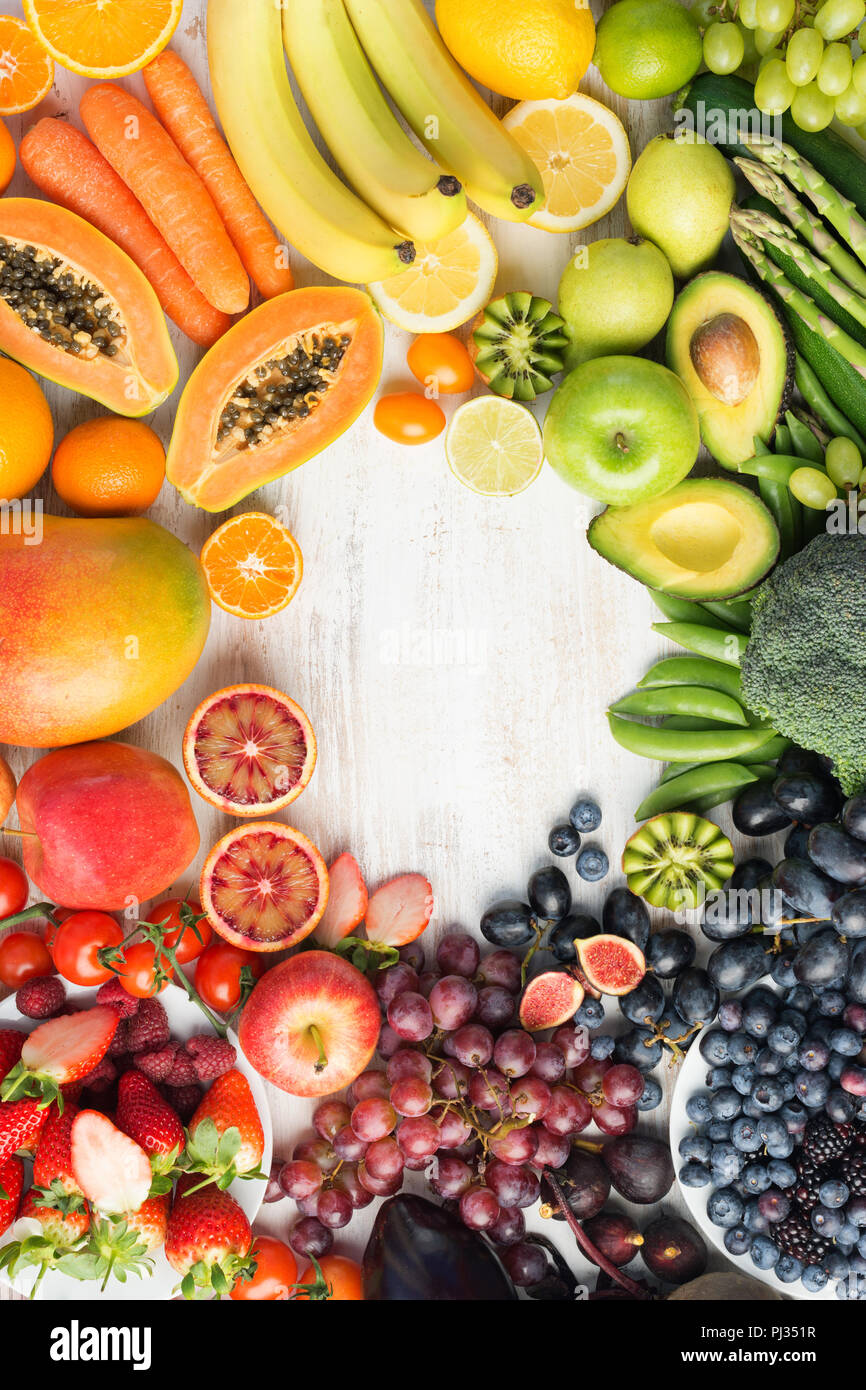 Une saine alimentation, de différentes variétés de fruits et légumes dans les couleurs arc-en-ciel sur l'off white table dans une trame avec copie espace, vue du dessus, selective focus Banque D'Images