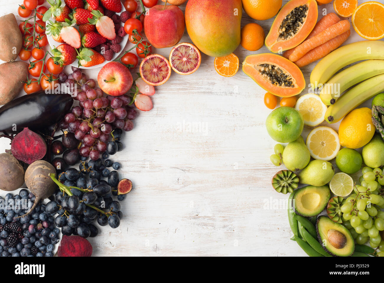 La saine alimentation, fruits et vegetablesrainbow sur le tableau blanc, l'espace de copie de texte, de la vue de dessus, selective focus Banque D'Images