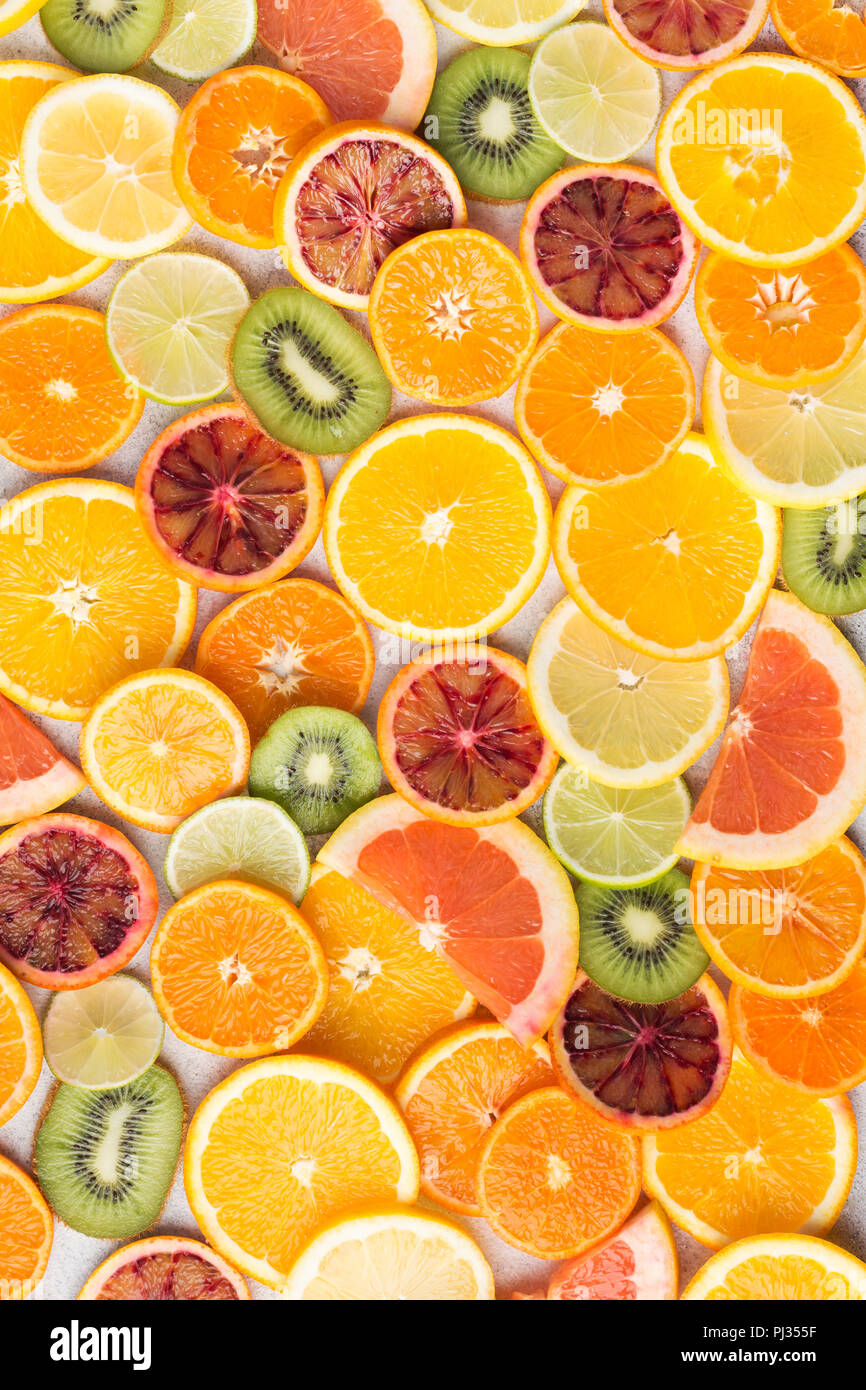 Modèle des fruits colorés, les oranges, les clémentines, les oranges, les kiwis de sang et des pamplemousses sur tableau blanc arrière-plan, Vue de dessus, selective focus Banque D'Images