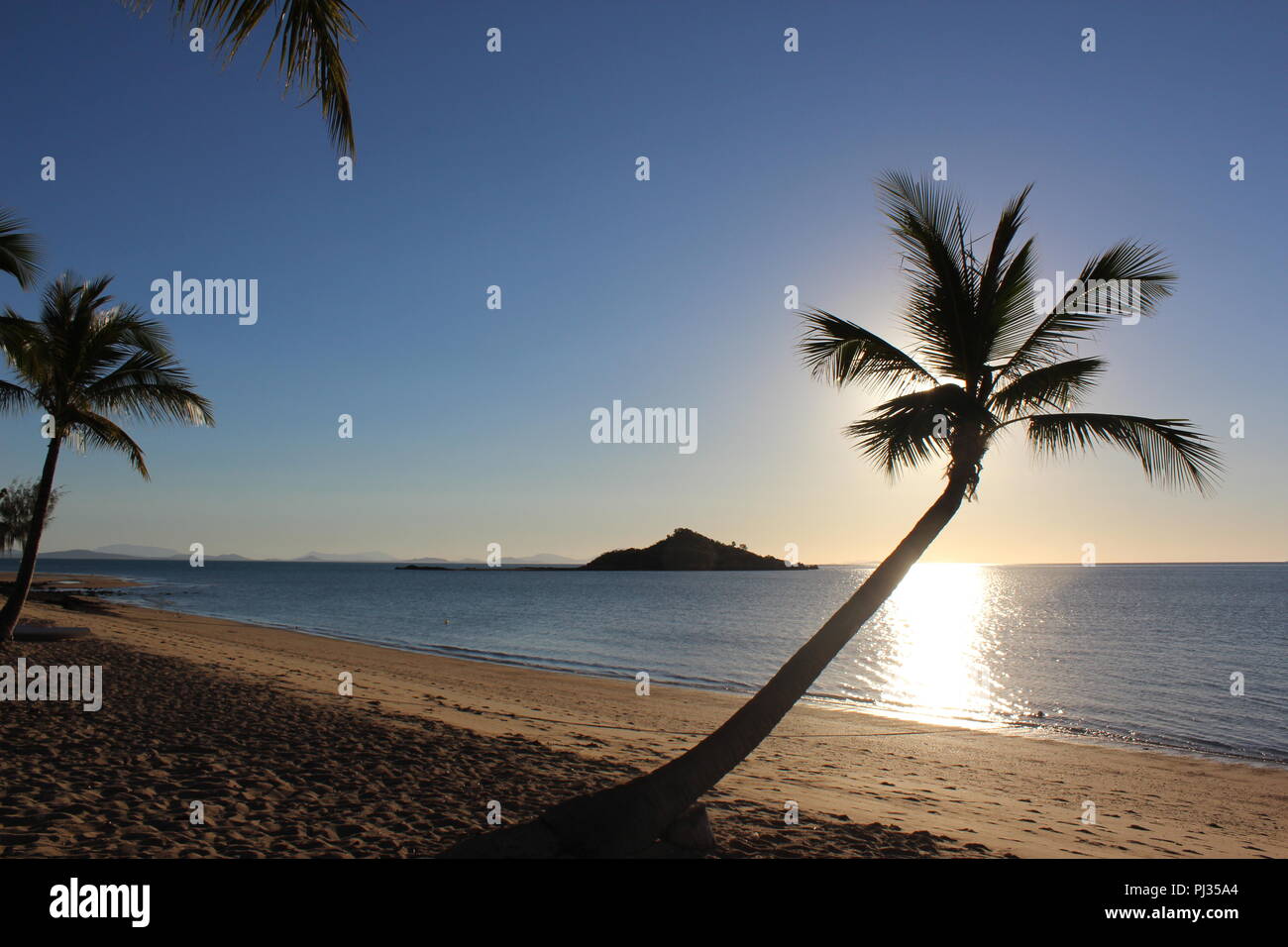 Coucher du soleil sur la plage de Hideaway Bay, Queensland en Australie. Banque D'Images