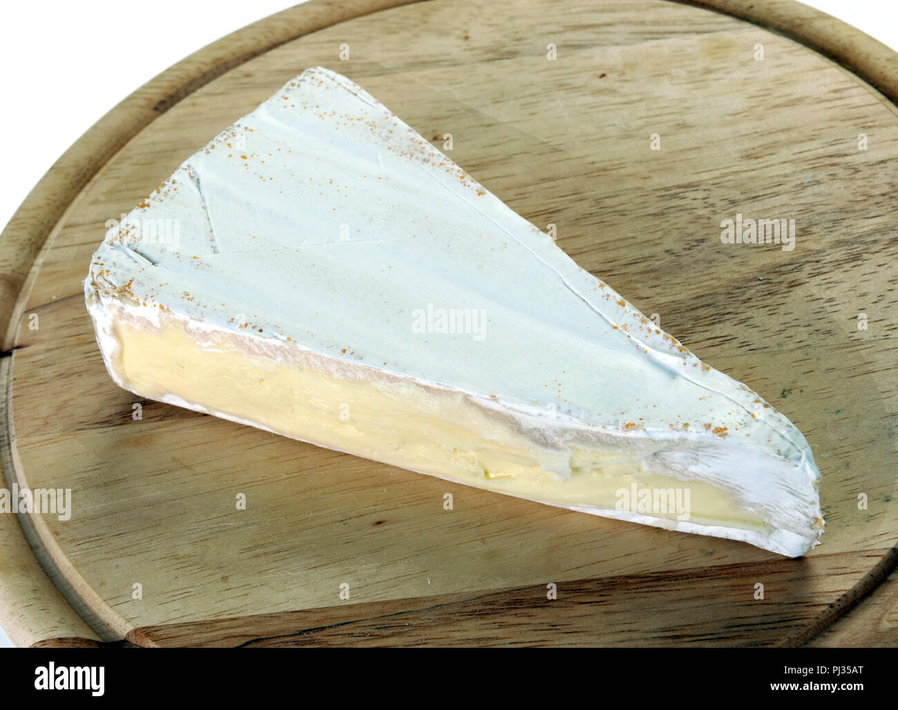 Fromage brie sur planche de bois Banque D'Images