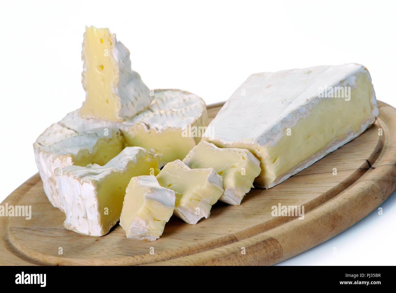 Le brie et le camembert sur une planche en bois Banque D'Images