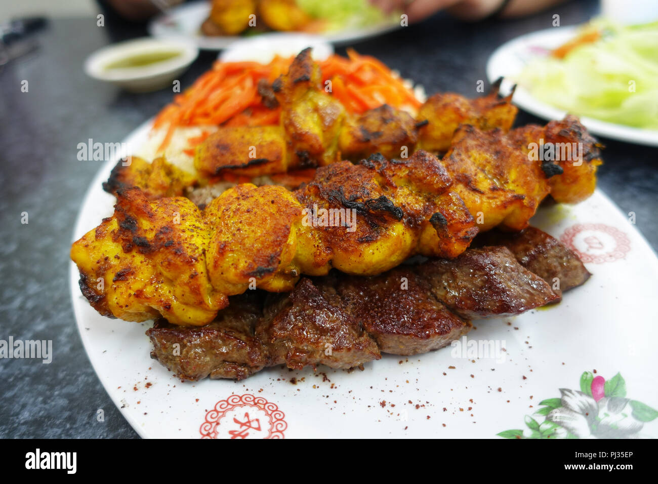 La nourriture afghane, de l'agneau grillé et brochette de poulet Banque D'Images