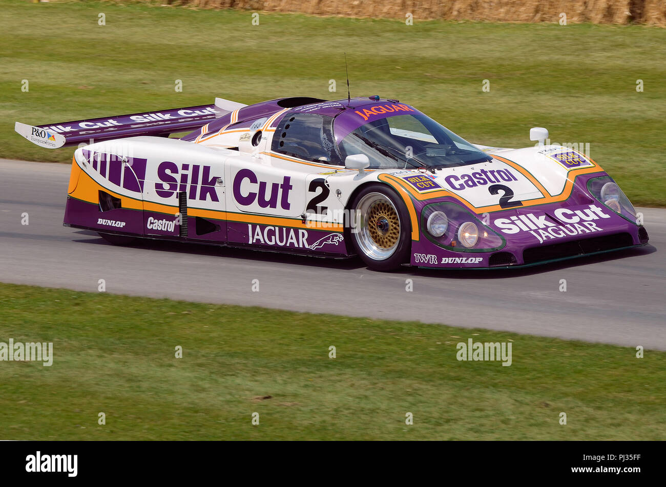 Le Mans Silk Cut Jaguar XJR-9 LM à Goodwood Festival of Speed. Prototype de voiture de sport de course a gagné 1988 FIA World Sports Championnat Prototype Banque D'Images