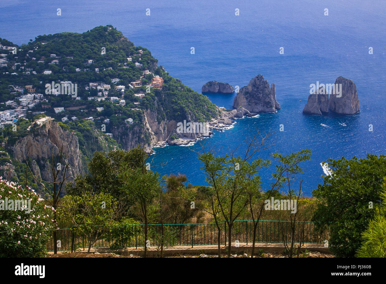 Vue panoramique de faraglioni de balcon dans l'île de Capri Banque D'Images
