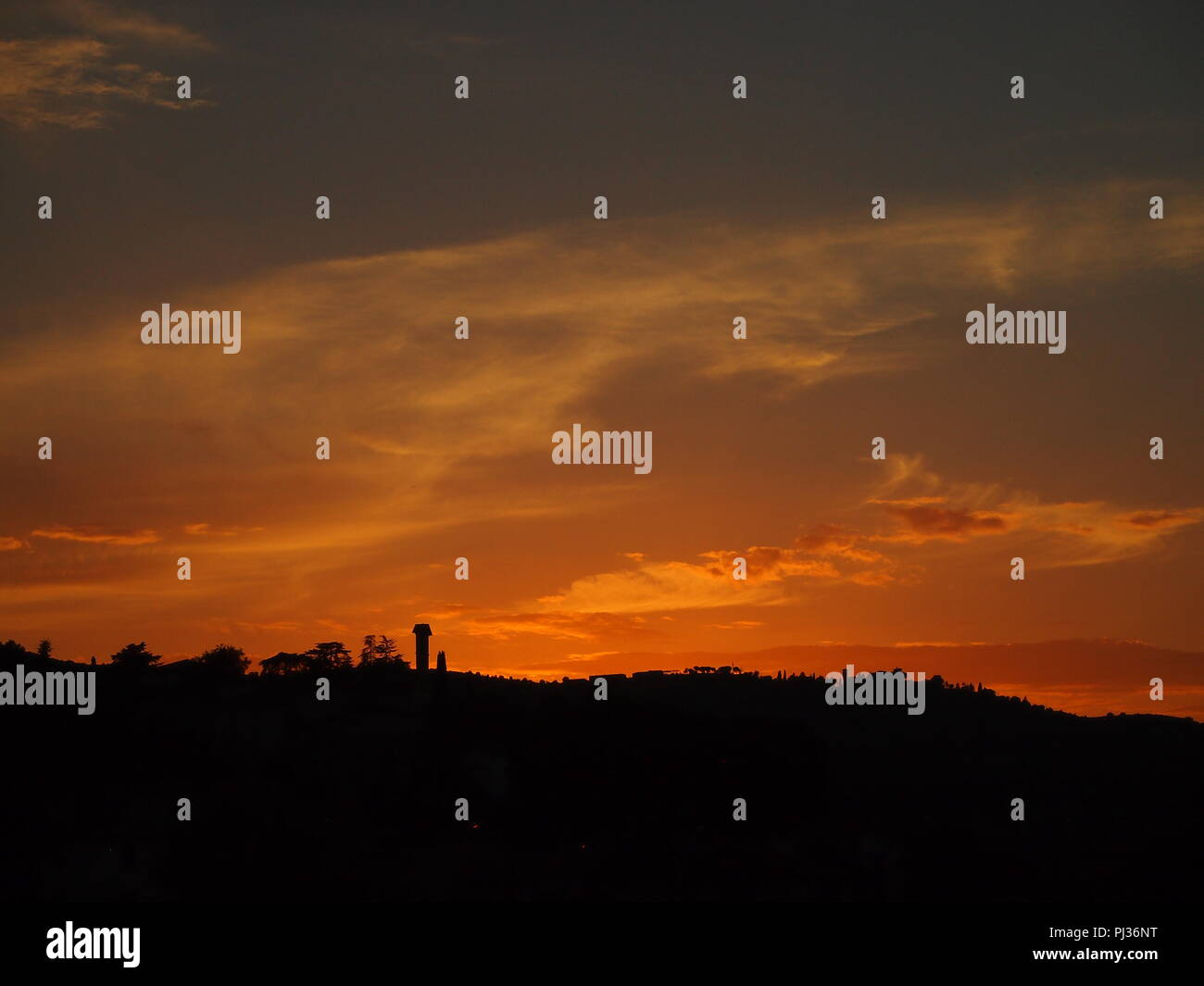 Coucher du soleil en Ombrie Italie, Ciel et nuages orange Banque D'Images