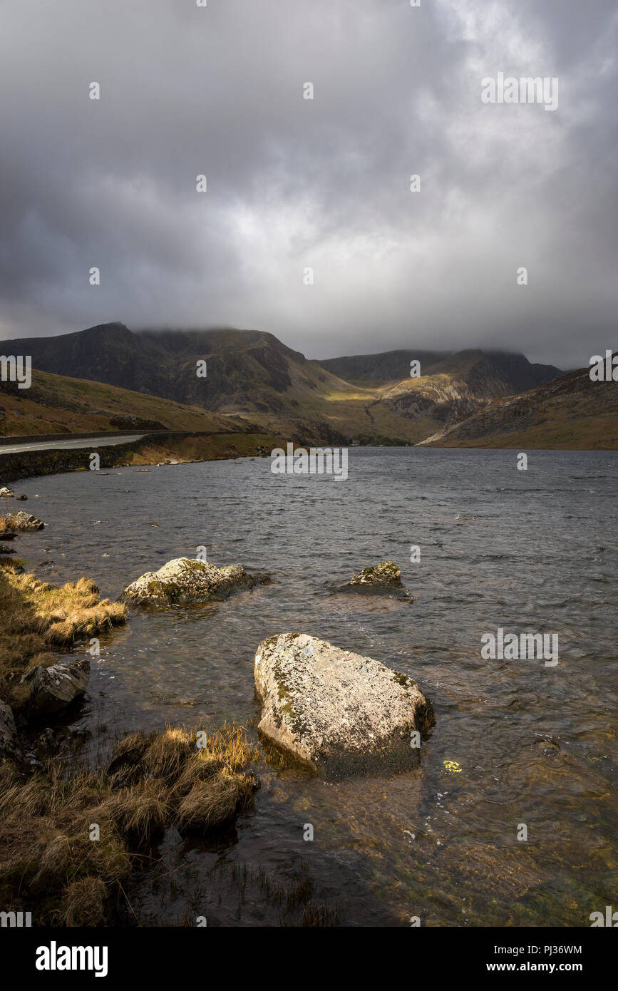 Près de Capel Curig Llyn Ogwen dans le parc national de Snowdonia, le Nord du Pays de Galles. Banque D'Images