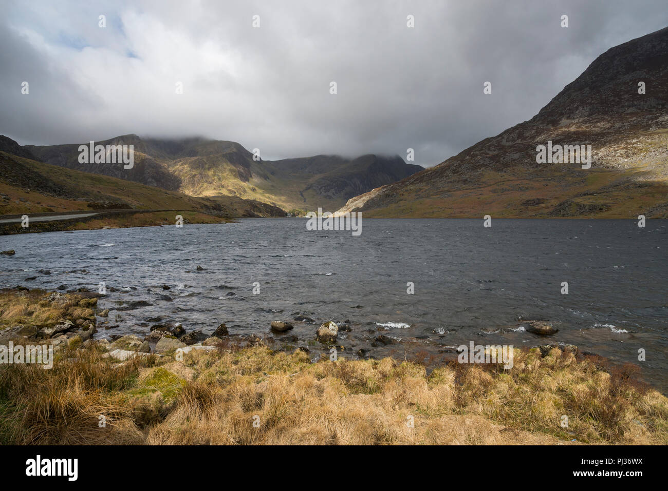 Près de Capel Curig Llyn Ogwen dans le parc national de Snowdonia, le Nord du Pays de Galles. Banque D'Images