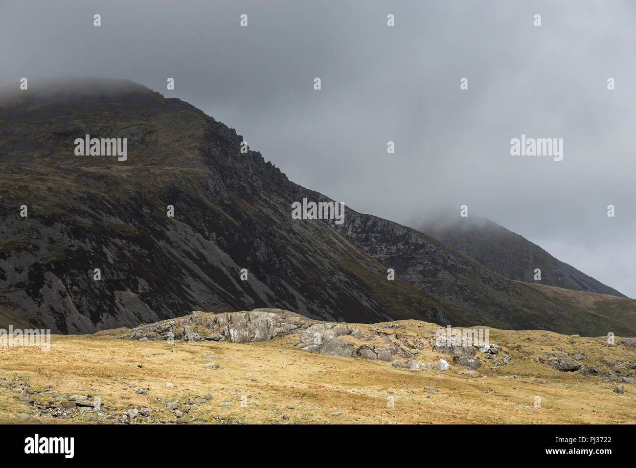 Paysage de montagnes escarpées à Cwm Idwal près de Capel Curig dans le parc national de Snowdonia, le Nord du Pays de Galles. Banque D'Images