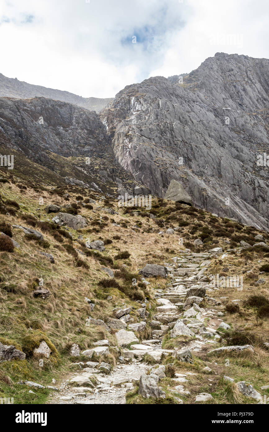 Route de montagne rocheuse jusqu'au MCG Idwal près de Capel Curig réserve naturelle, Snowdonia, Nord du Pays de Galles. Banque D'Images