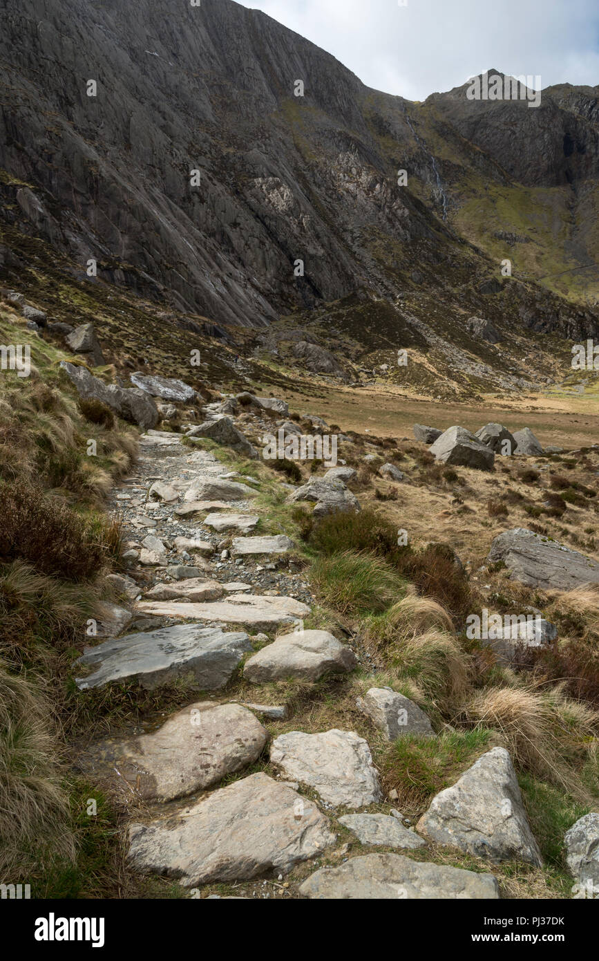 Rocky path menant jusqu'à la cuisine des Devils au MCG Idwal réserve naturelle du parc national de Snowdonia, le Nord du Pays de Galles. Banque D'Images