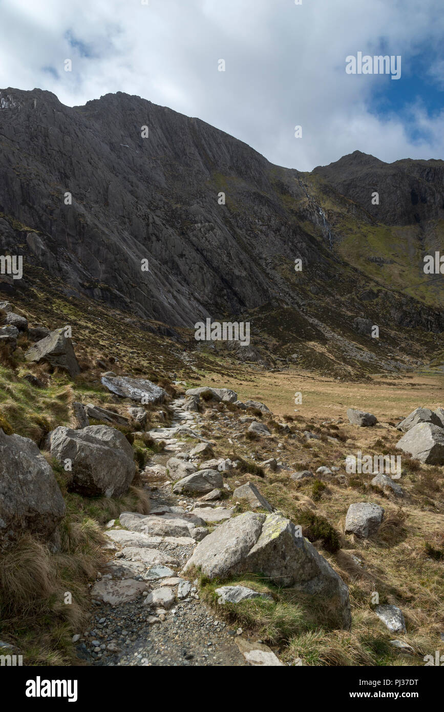 Rocky path menant jusqu'à la cuisine des Devils au MCG Idwal réserve naturelle du parc national de Snowdonia, le Nord du Pays de Galles. Banque D'Images