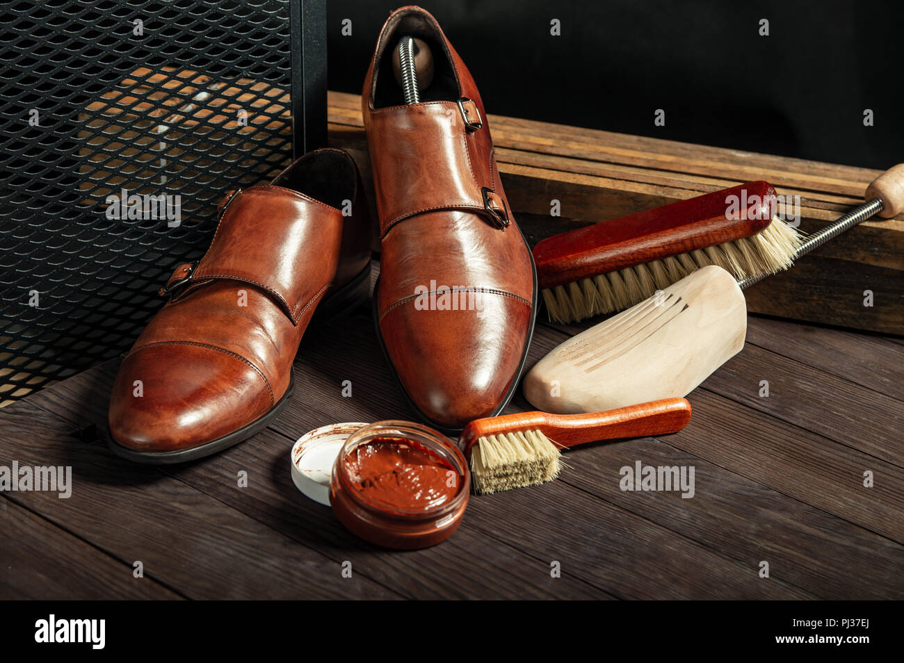 Chaussures en cuir et le cirage équipements sur une composition en bois Banque D'Images
