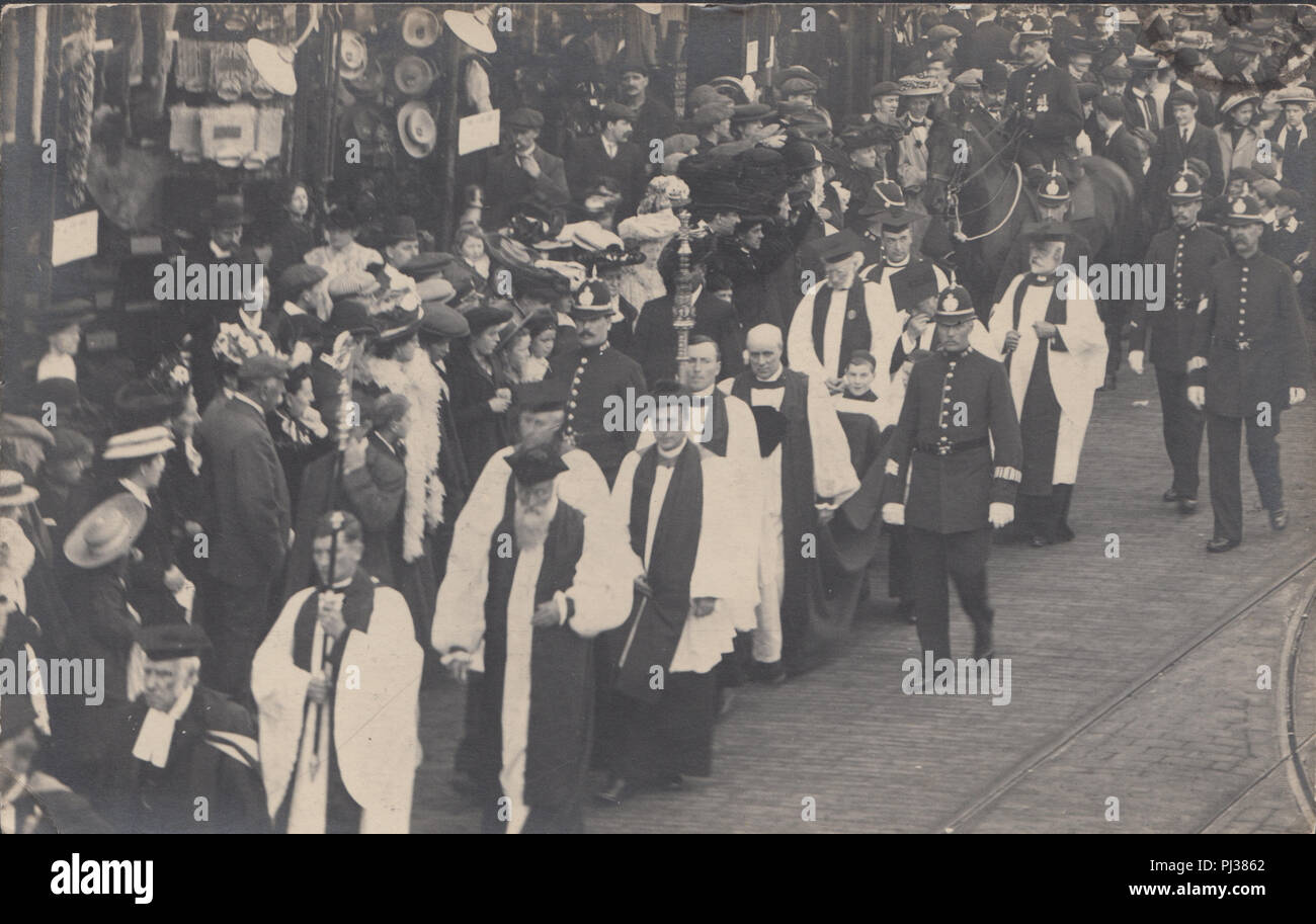 Vintage 1907 Carte postale photographique d'une procession religieuse avec une escorte de police. Posté par Great Yarmouth, Norfolk Banque D'Images