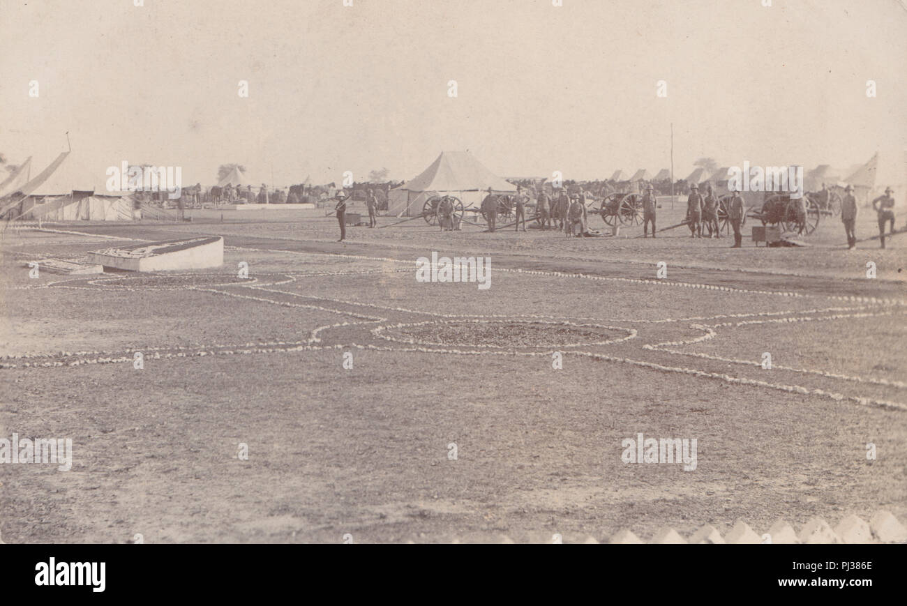 Vintage Photo d'un camp de terrain avec l'armée britannique d'artillerie sur l'affichage. Banque D'Images