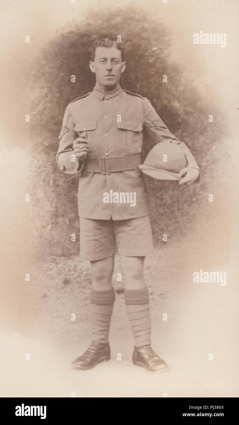 Portrait photographique d'un WW1 Soldat de l'armée britannique nommé Eddie Banques. Le port d'un uniforme kaki et tenant un casque colonial Banque D'Images