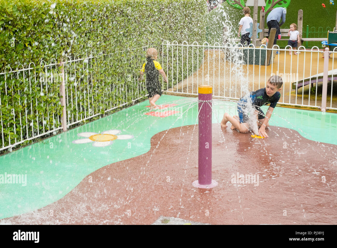 Flaque d'eau boueuse du Splash Park, Peppa Pig World, Paultons Park, Southampton, Angleterre, Royaume-Uni. Banque D'Images