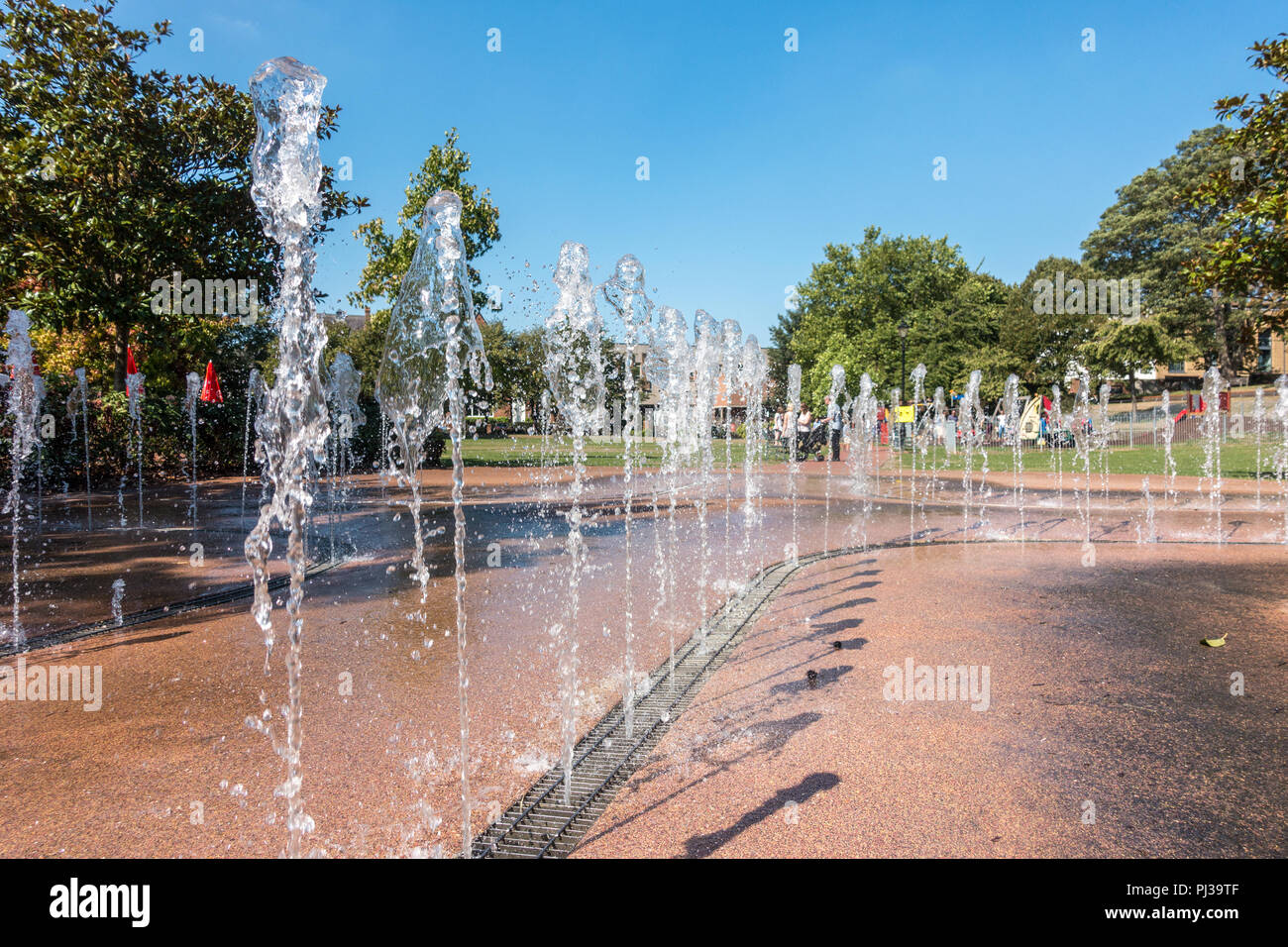 La fontaine d'eau dans la région de Bachelors Acre Park à Windsor, Royaume-Uni. Banque D'Images