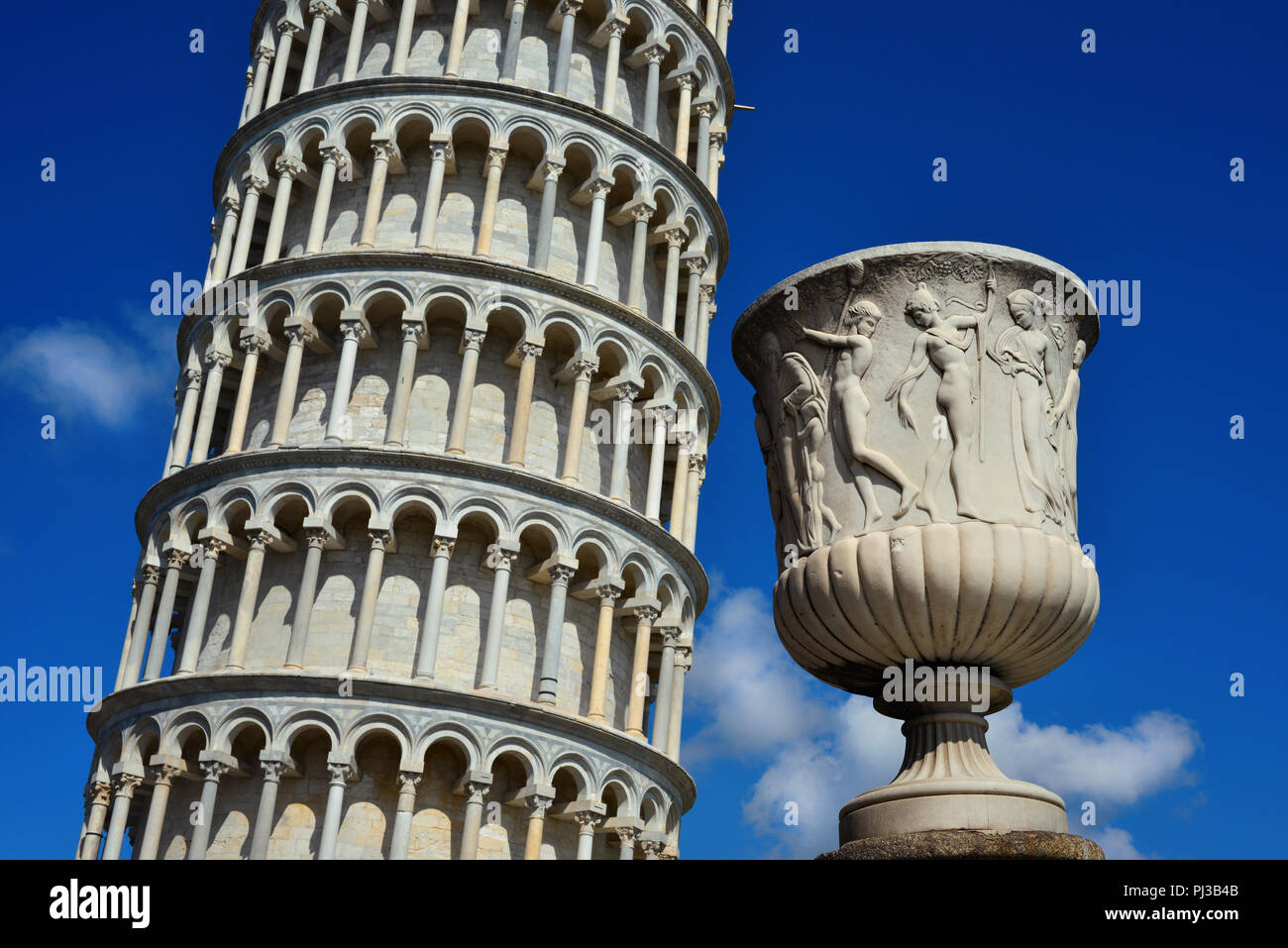 La Tour de Pise, un magnifique monument médiéval, l'un des plus célèbre monument en Italie, avec une réplique de 14e siècle vase de style romain Banque D'Images