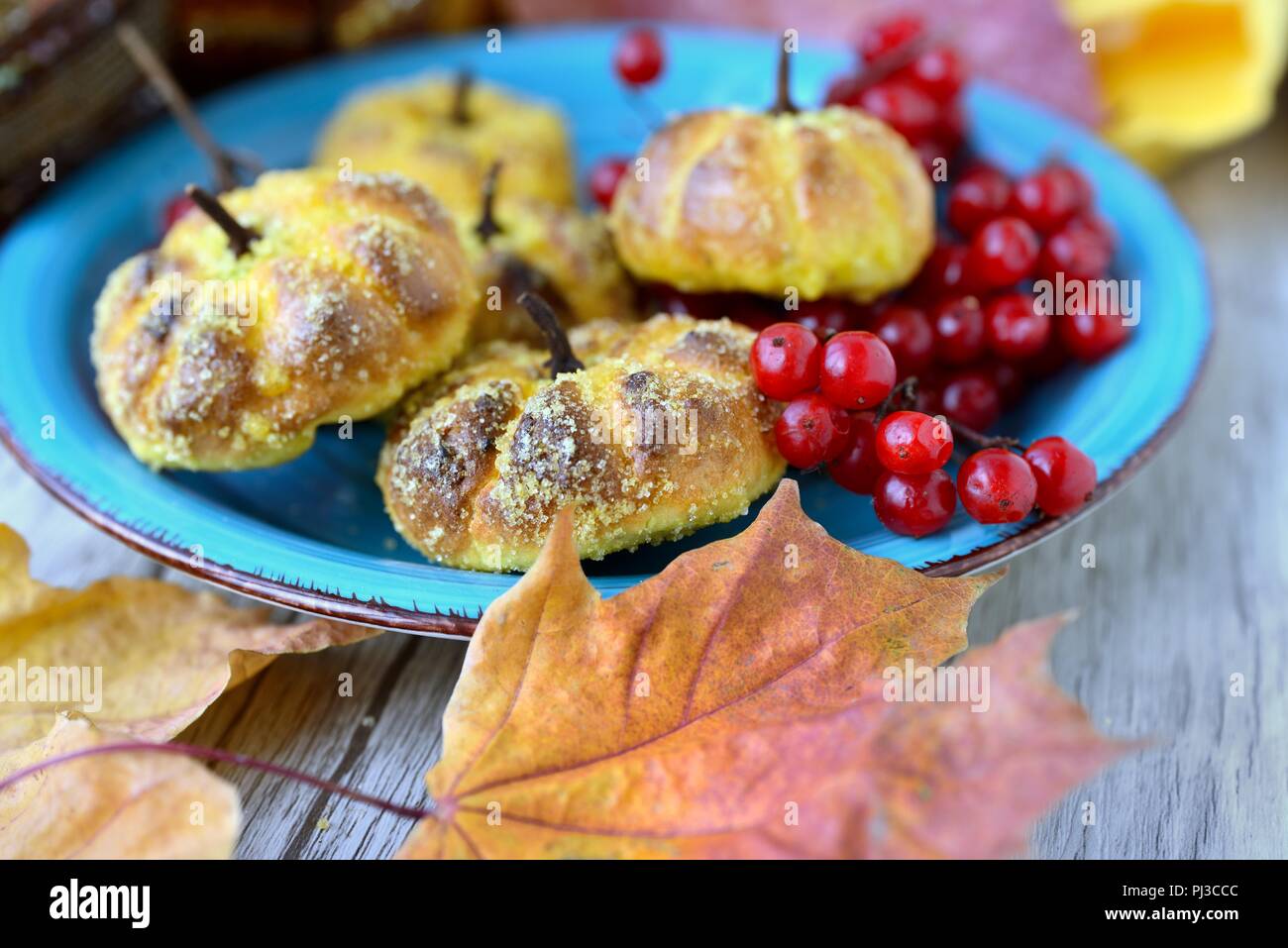 Les cookies à la citrouille avec feuilles et baies Banque D'Images