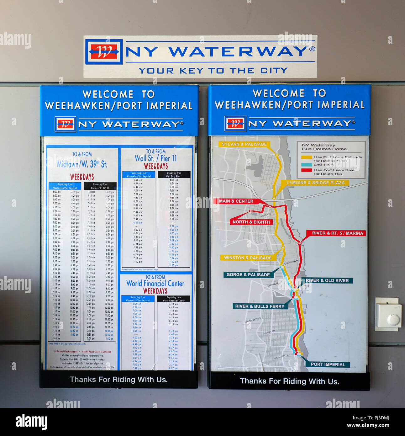 Vue sur le NY Waterway Ferry terminal à Port Imperial à Weehawken, un hub de transit sur le front de l'Hudson River dans le New Jersey Banque D'Images