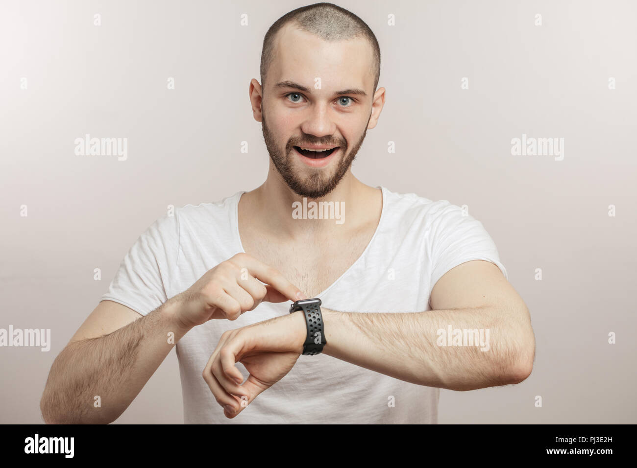 L Homme Joyeux Travaillant Sur La Montre Bracelet Photo Stock Alamy